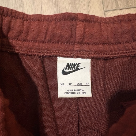 Women’s Nike Maroon Sweatpants - Picture 3 of 4